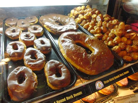 Round rock doughnuts - Sep 24, 2021 · The Texas Bucket List – Round Rock Donuts in Round Rock. S17 E2. 106 W Liberty Ave. Round Rock, TX 78664. (512) 255-3629. 
